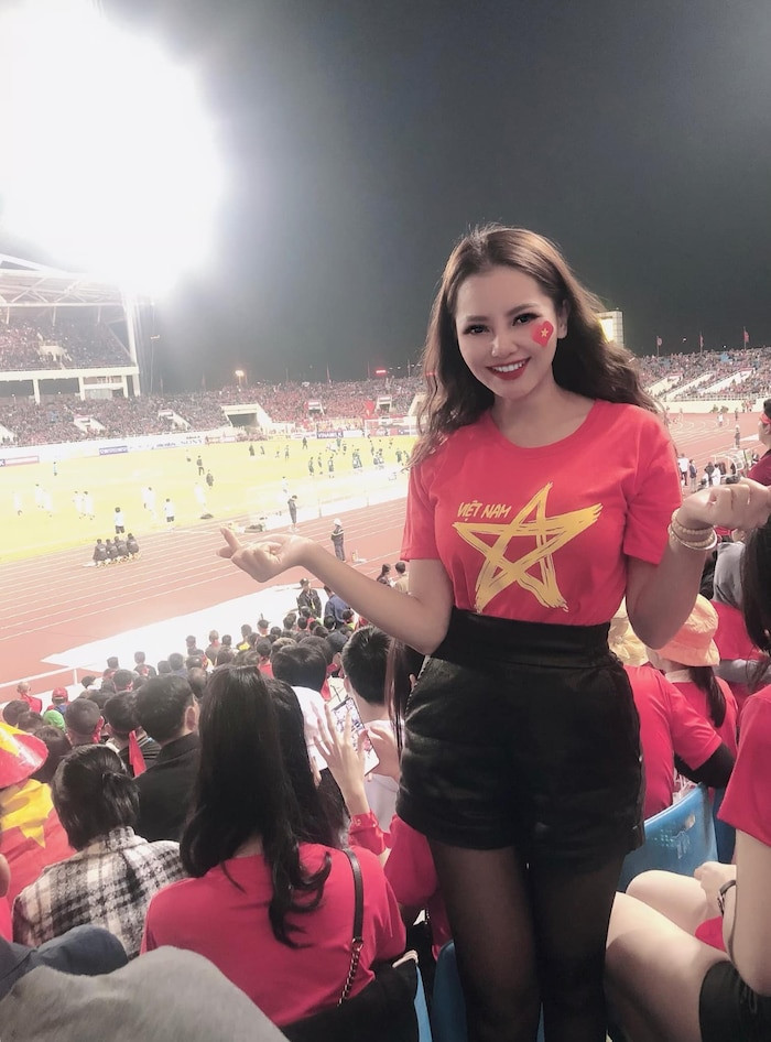 '1001 biểu cảm' khác nhau của hội bạn gái các cầu thủ đội tuyển Việt Nam Ảnh 5