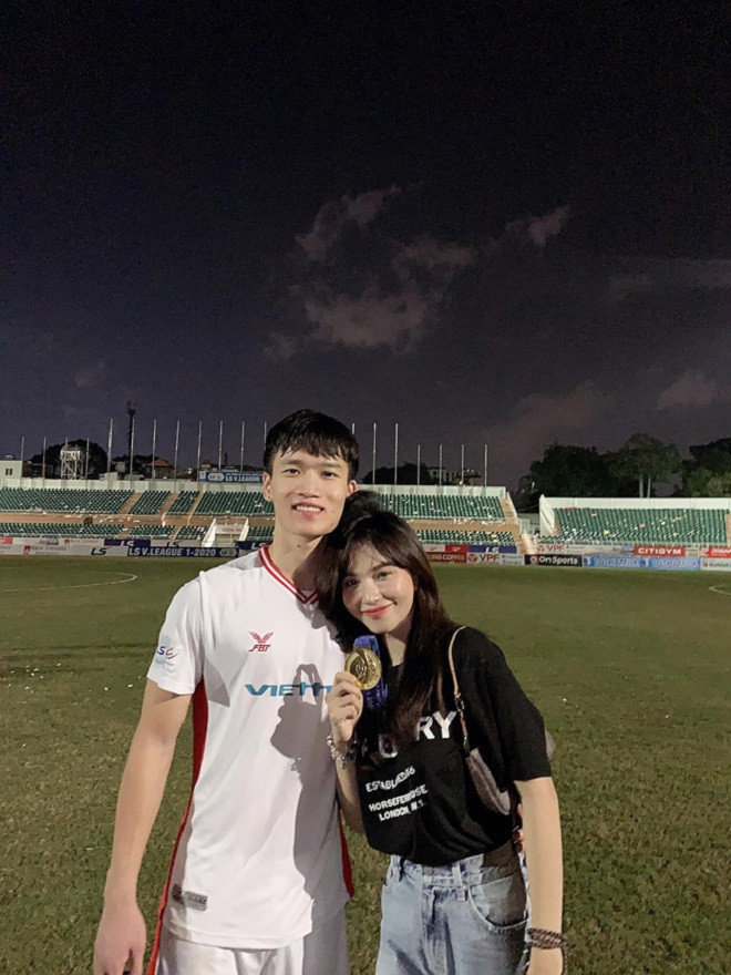 '1001 biểu cảm' khác nhau của hội bạn gái các cầu thủ đội tuyển Việt Nam Ảnh 3