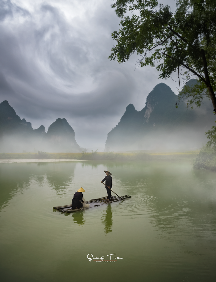 Sông Quây Sơn tạo nên sự duyên dáng, hài hòa giữa cảnh sắc thiên nhiên và con người