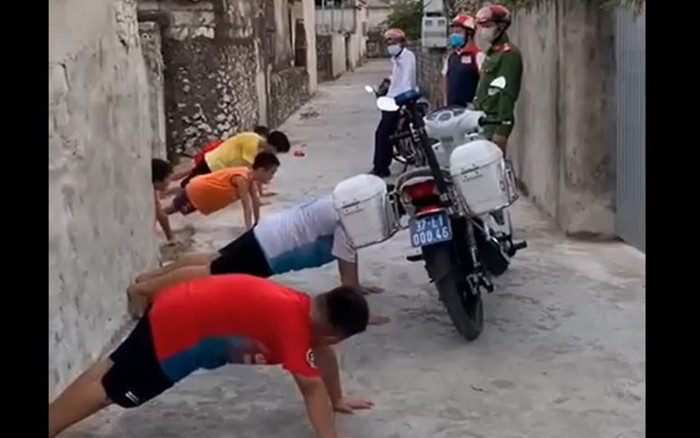 6 bé trai rủ nhau ra đường đá bóng, tổ tuần tra có cách xử lý đặc biệt khiến dân tình thích thú Ảnh 2