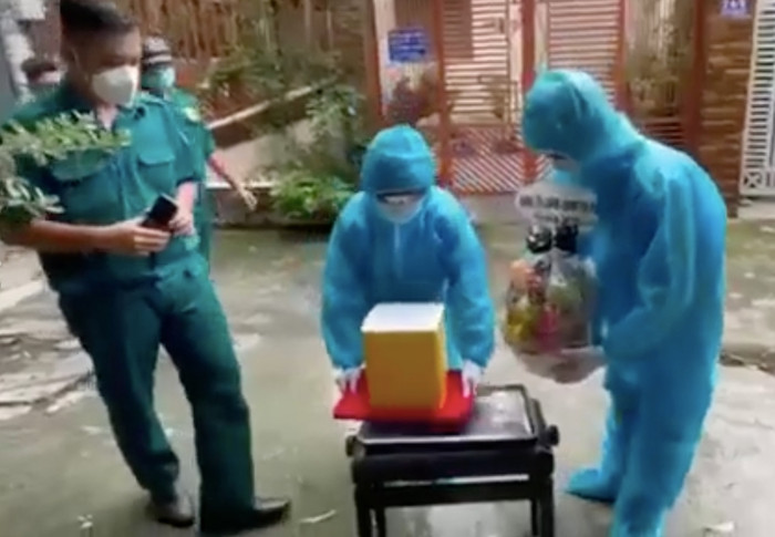 Gia đình Hoa hậu Hà Kiều Anh nhận lại tro cốt của cố nghệ sĩ