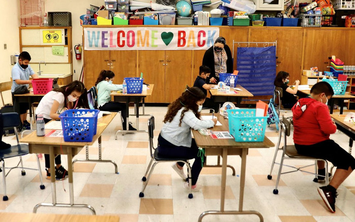 Giáo viên không đeo khẩu trang lây Covid-19 cho hơn nửa lớp học Ảnh 2