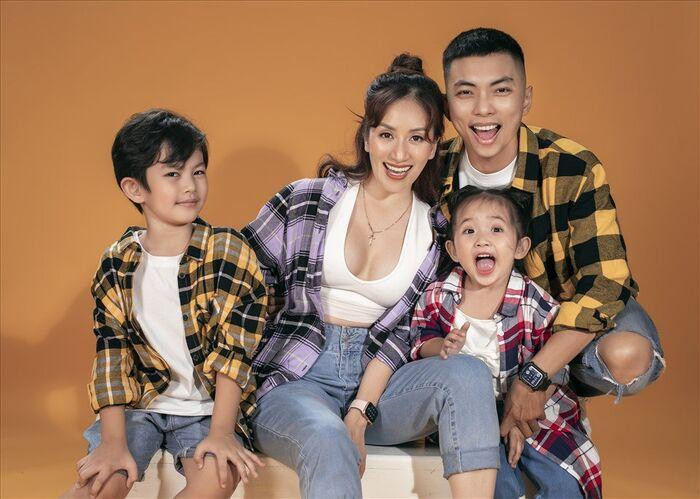 Khánh Thi, Phan Hiển cùng 2 con nhiều lần ăn diện tương đồng cùng nhau, cả hai được nhiều khán giả ngưỡng mộ khi đã trải qua sóng gió mà cuối cùng vẫn có cái kết viên mãn. 