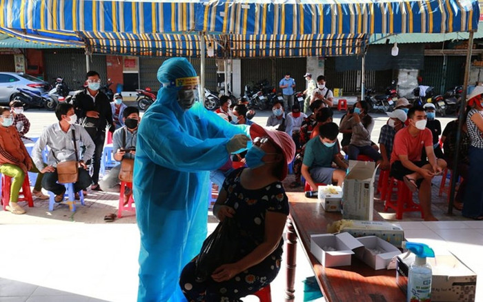 Đình chỉ công tác Chủ tịch phường do tập trung xét nghiệm quá đông người dân, không đảm bảo giãn cách Ảnh 2