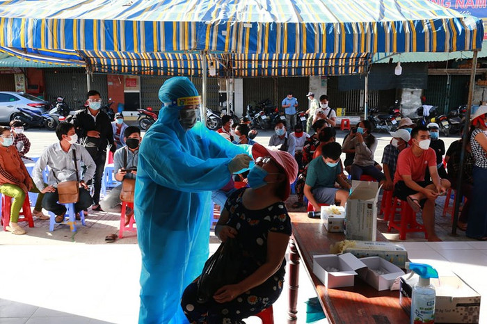 Một điểm xét nghiệm sàng lọc ở La Gi. Ảnh: PLO