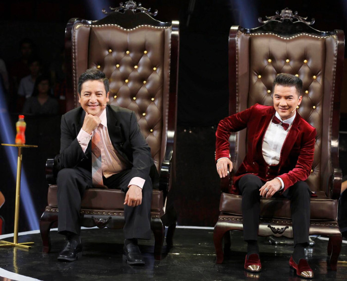 Tấm ảnh chụp chung cùng Mr Đàm được NSƯT Chí trung đặt làm ảnh bìa trên trang fanpage.