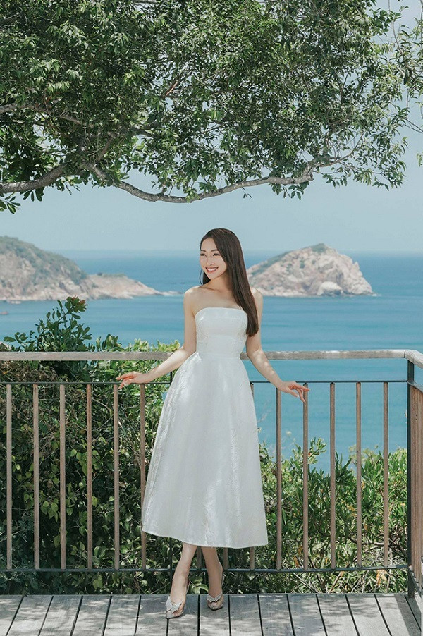 Bà xã Chi Bảo xinh đẹp rạng rỡ trong chiếc váy trắng thanh lịch, mái tóc cũng được xõa ngang lưng đơn giản.