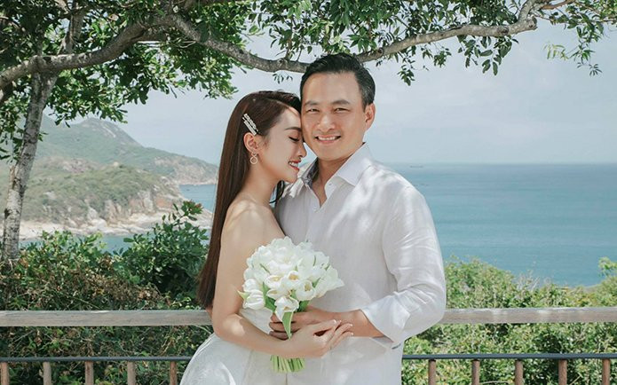 U50 nhưng Chi Bảo vẫn điển trai, phong độ trong bộ ảnh cưới chụp cùng bà xã kém 16 tuổi Ảnh 2