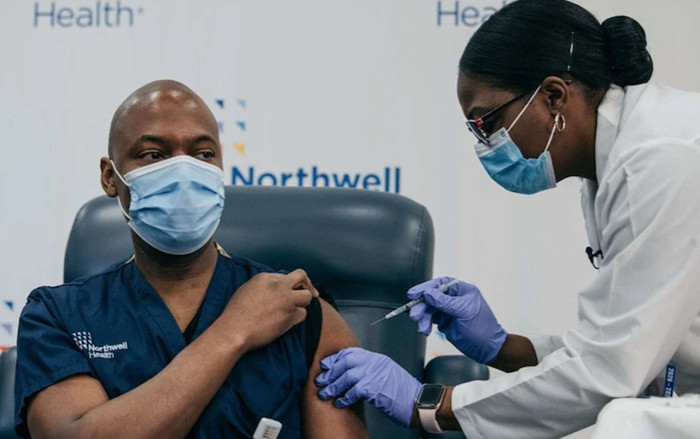 Tại sao vaccine Covid-19 được tiêm vào bắp tay chứ không phải tĩnh mạch? Ảnh 2