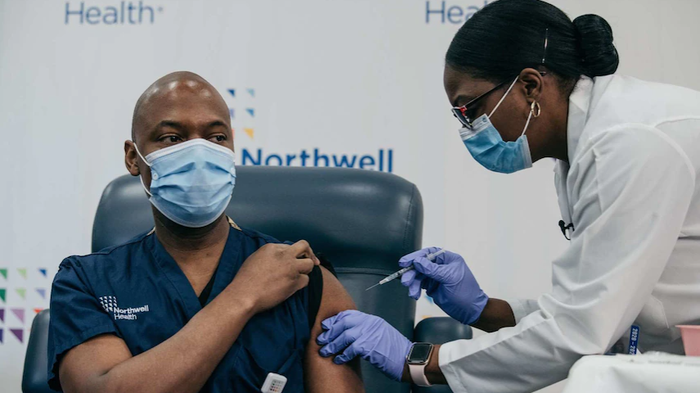 Tại sao vaccine Covid-19 được tiêm vào bắp tay chứ không phải tĩnh mạch? Ảnh 3