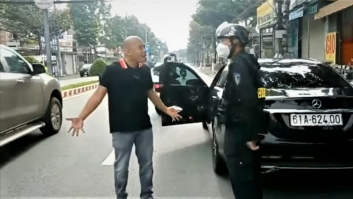 Đối tượng Lâm Đình Bảo lấy lý do đi làm từ thiện, chửi bới, dọa giết lực lượng trực chốt kiểm soát dịch COVID-19.