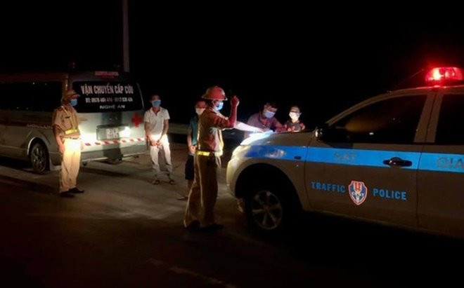 Phát hiện trường hợp lợi dụng xe cứu thương để vận chuyển khách mùa dịch Ảnh 2