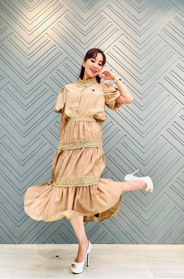 Những lần xuất hiện tại bất kỳ đâu, Khánh Thi cũng cực kỳ chú ý ăn diện, váy áo...