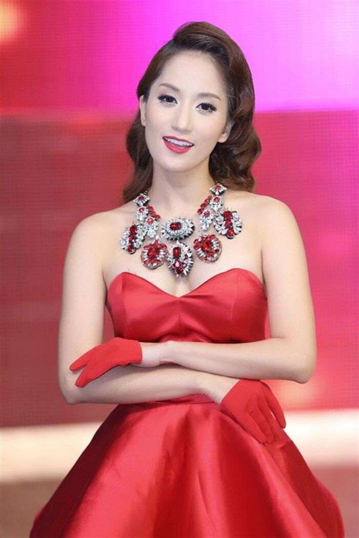 Xuất hiện trên thảm đỏ với hình tượng lady kiêu kỳ, mang bao tay chỉn chu.&nbsp;