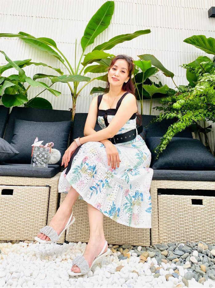 Người đẹp 8x không ngại kết thân cùng nhiều style khác nhau, trang phục nổi bật, màu sắc rất được cô ưu ái.&nbsp;