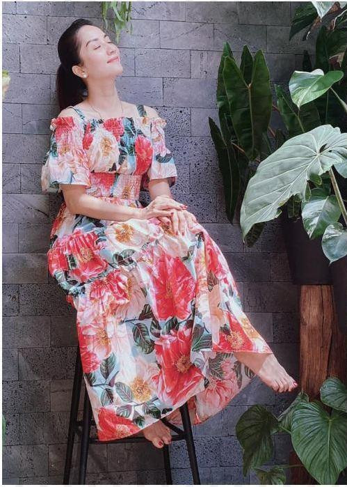 Không thể phủ nhận, những chiếc váy hoa mang đến vẻ nữ tính, ngọt ngào cho cô nàng.&nbsp;