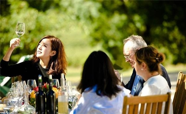 Những bữa tiệc thử rượu chuẩn style quý tộc diễn ra ở dinh thự tại Pháp của Triệu Vy 