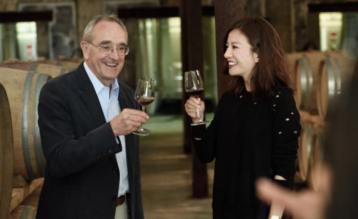 Triệu Vy mời chuyên gia về 'đánh giá' chất lượng rượu vang mà do chính mình sản xuất 