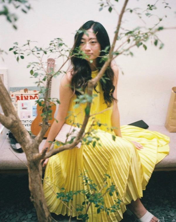 Váy dập pli tông màu vàng rực rỡ, mang đến nét trẻ trung, tươi tắn cho các cô gái. 