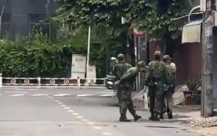 Nhanh thoăn thoắt đi giao đồ ăn cho dân nhưng các anh bộ đội vẫn có chút bối rối giữa đường phố Sài Gòn Ảnh 2