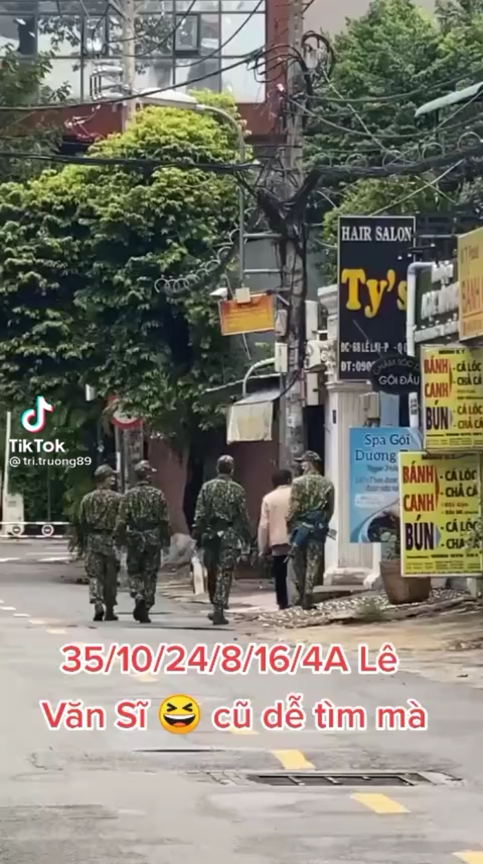 Bất kể thời tiết mưa lớn hay nắng gắt, các anh bộ đội vẫn dãi nắng dầm mưa đưa đồ ăn đến tận tay bà con. (Ảnh chụp màn hình: TikTok @tri.truong89).