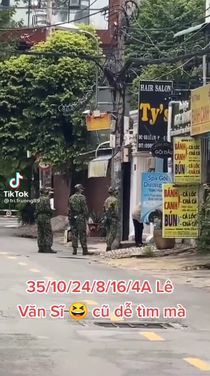 Một chút bối rối của các chú bộ đội trong lúc đi khảo sát đường phố.