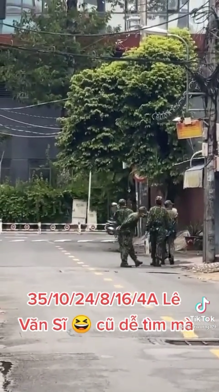 Sự bối rối của các chiến sĩ bộ đội khiến mọi người càng thấy thương mến hơn.