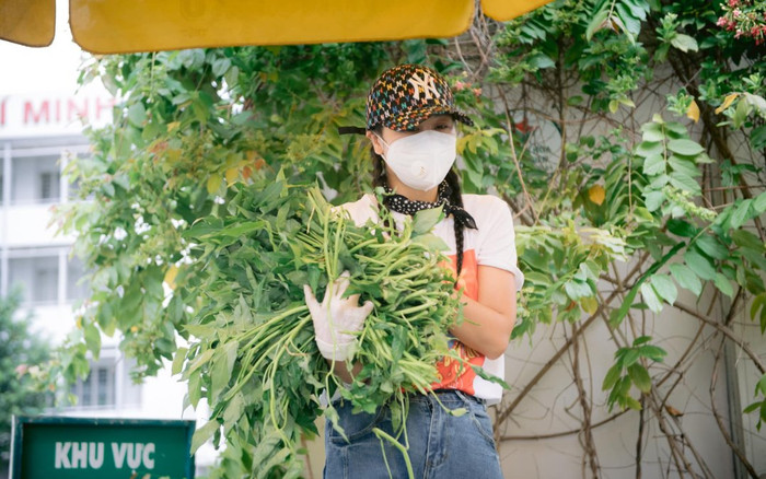 Nam Thư đi chợ giúp bà con, bất ngờ 'phản ứng' khi gặp chú bộ đội Ảnh 2