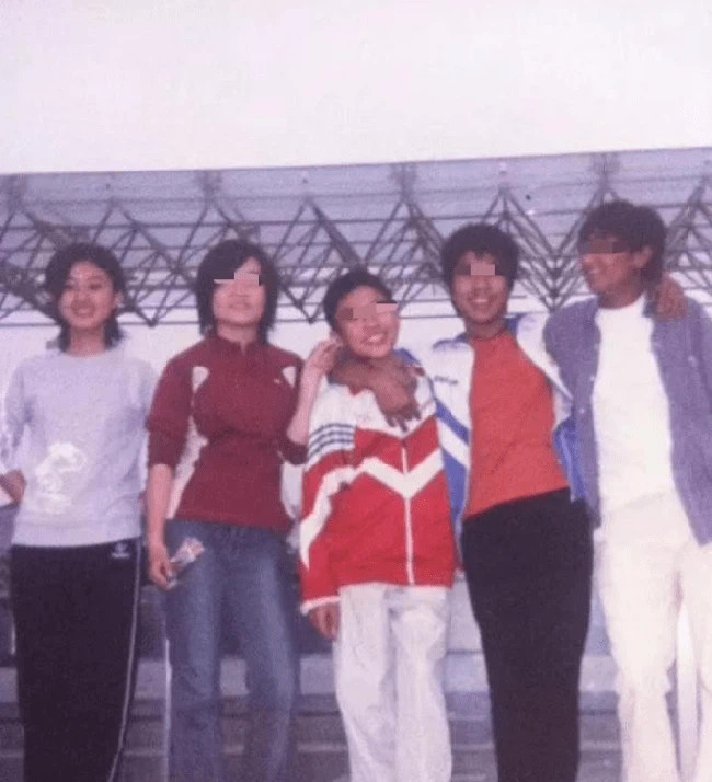 Triệu Lệ Dĩnh trong trang phục đồ thể dục, nổi bật với nụ cười duyên dáng.&nbsp;