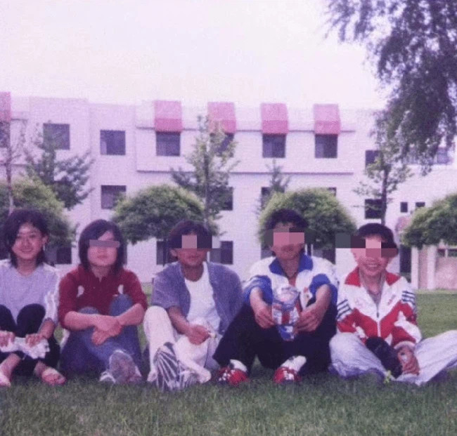 Dù để mặt mộc, nhưng dễ dàng thấy được nhan sắc Triệu Lệ Dĩnh khá nổi bật.&nbsp;