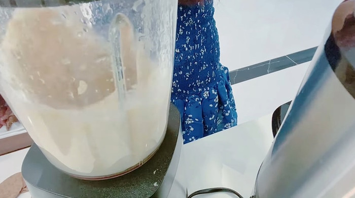 Cho một ít nước vào và bắt đầu xay mịn. 