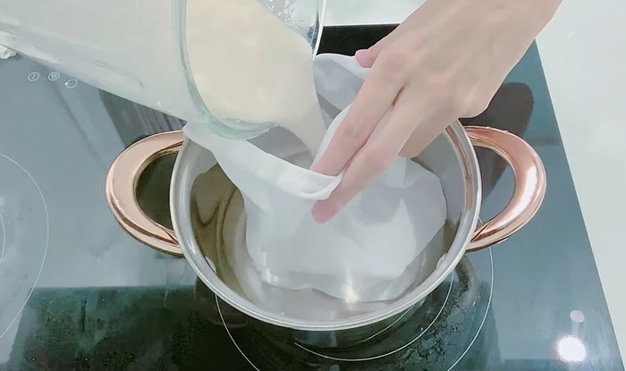 Sau đó lọc lấy nước, bỏ bã...