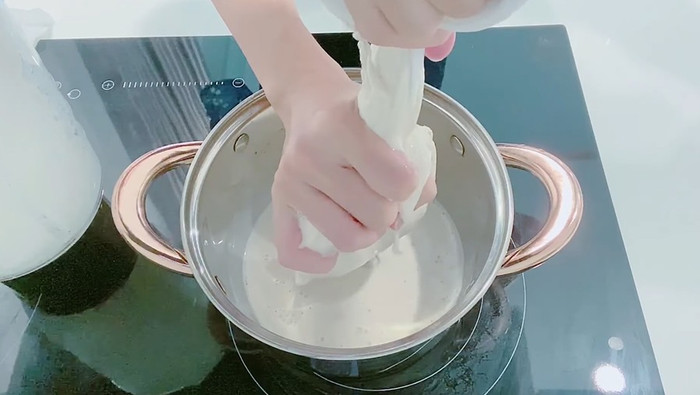 Vắt sạch, tận dụng hết phần sữa đậu còn lại... 