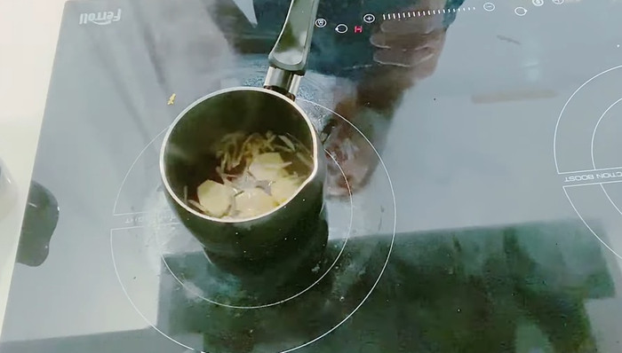 Tiếp Theo, Thuỷ Tiên làm nước đường. Người đẹp sử dụng đường thốt nốt, nấu tan và cho thêm ít gừng. 