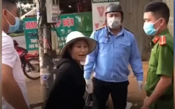 Gây rối trật tự còn thách thức lực lượng tại chốt kiểm dịch, người phụ nữ bị phạt 2 triệu đồng Ảnh 2