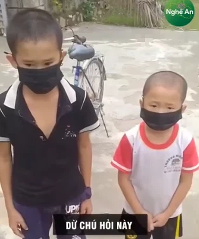 Chiến sĩ công an hỏi lý do ra đường của hai cậu nhóc