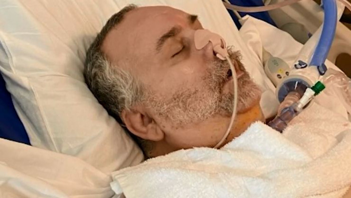 Ông Kevin đã thở máy và hôn mê suốt 2 tháng vì nhiễm Covid-19. 