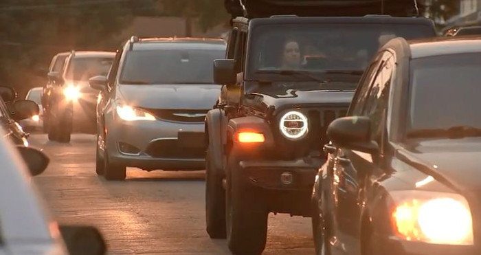 Đoàn xe diễu hành chúc mừng ông Kevin chiến thắng Covid-19 trở về nhà. 