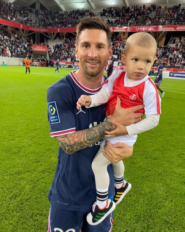 Messi chụp hình với con trai thủ thành Reims.
