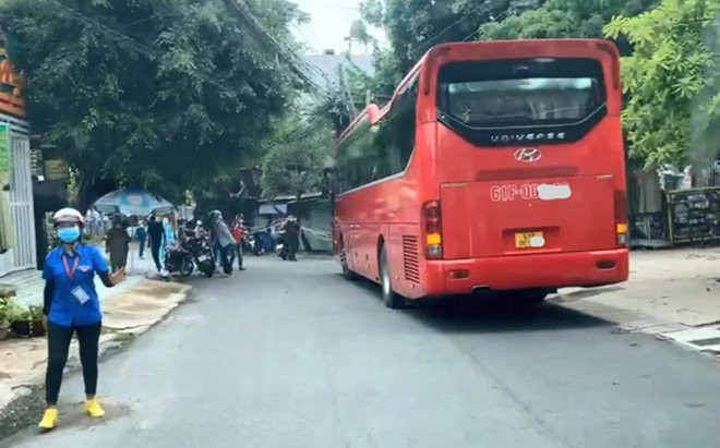 Ném đá vào xe chở F0, một người đàn ông bị tài xế chém đứt lìa bàn tay Ảnh 2