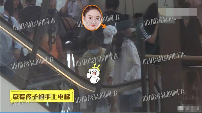 Nữ diễn viên dắt tay con trai lên thang máy.