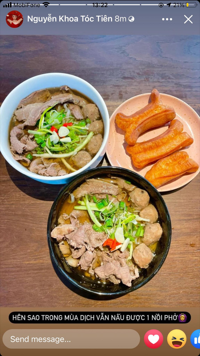 Thưởng thức bát phở khi còn nóng nha các bạn