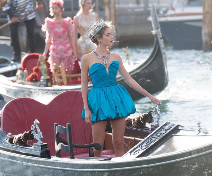 Leni Klum tỏa ra sức hút của mình khi chụp hình trên con thuyền trước thềm xuất hiện trong show thời trang