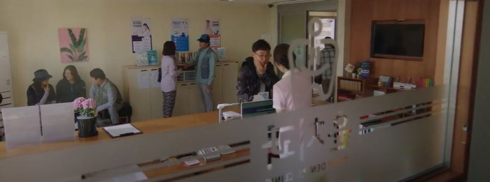 'Hometown Cha Cha Cha' tập 2: Shin Min Ah bị tẩy chay, sự nghiệp suýt nữa tiêu tan vì tính cách tiểu thư Ảnh 15