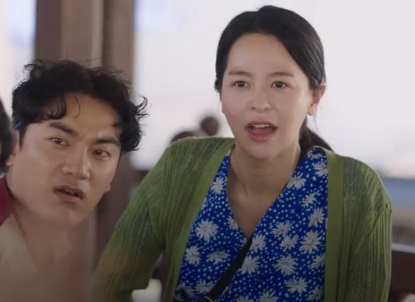 'Hometown Cha Cha Cha' tập 2: Shin Min Ah bị tẩy chay, sự nghiệp suýt nữa tiêu tan vì tính cách tiểu thư Ảnh 6