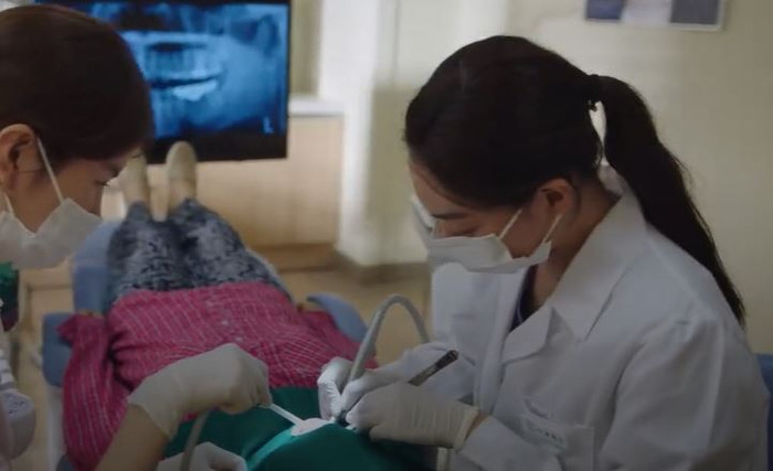 'Hometown Cha Cha Cha' tập 2: Shin Min Ah bị tẩy chay, sự nghiệp suýt nữa tiêu tan vì tính cách tiểu thư Ảnh 14