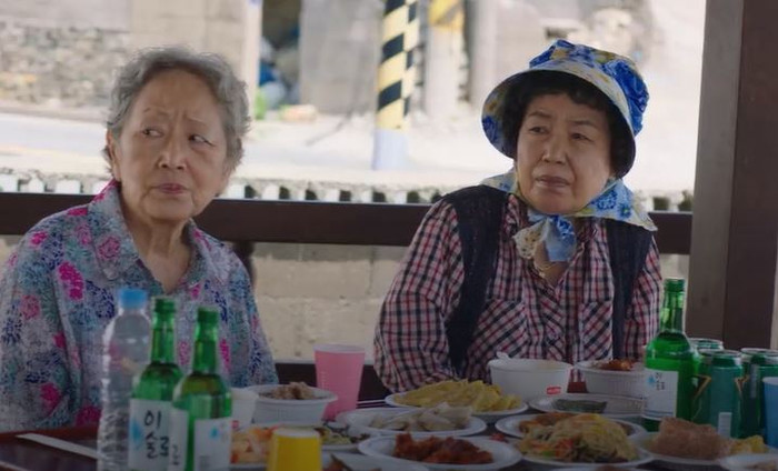 'Hometown Cha Cha Cha' tập 2: Shin Min Ah bị tẩy chay, sự nghiệp suýt nữa tiêu tan vì tính cách tiểu thư Ảnh 7