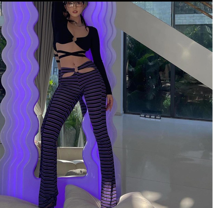 Ngọc Trinh tạo dáng chuyên nghiệp khi chụp tại gia với set đồ cực kì hút mắt