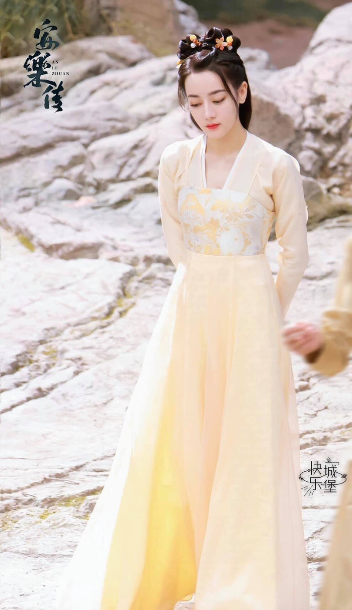 Địch Lệ Nhiệt Ba bị chụp lén nhưng thần thái ngút ngàn như thần tiên tại hậu trường 'An lạc truyện' Ảnh 1