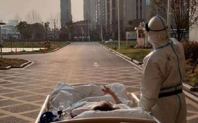 Bác sĩ cùng bệnh nhân Covid-19 ngắm hoàng hôn, khoảnh khắc bình dị làm lay động hàng triệu trái tim Ảnh 2